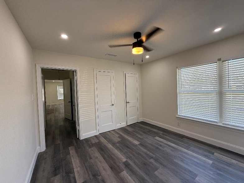 Building Photo - 116 W Park Row Dr