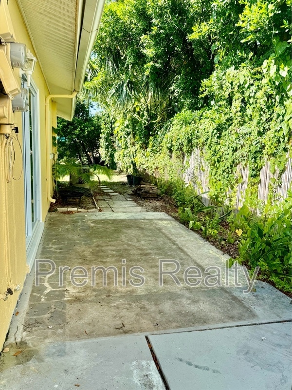 Building Photo - 2671 Pinehurst Ave
