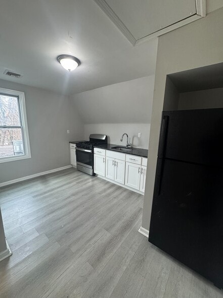 Building Photo - 129 Hobson St