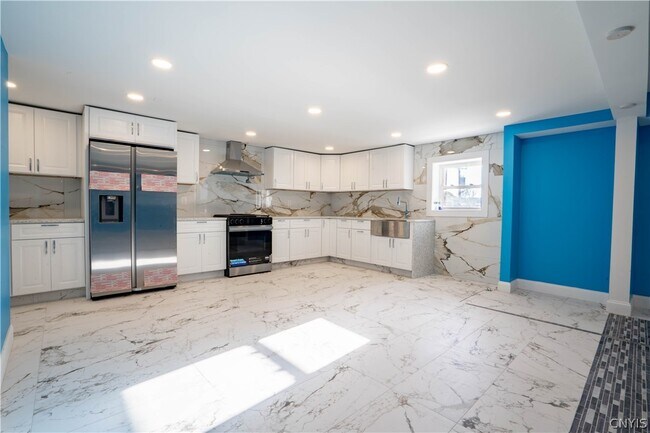 Building Photo - 599 Albany St