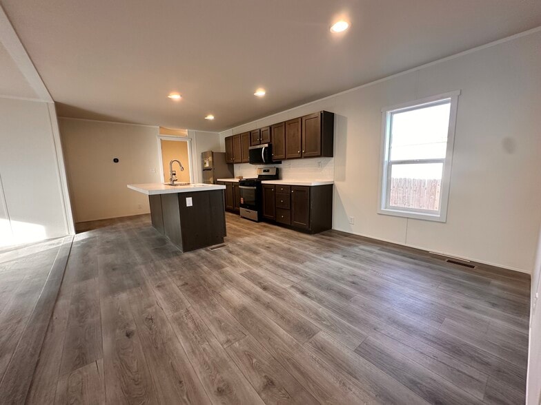 Building Photo - 8 Bing St N