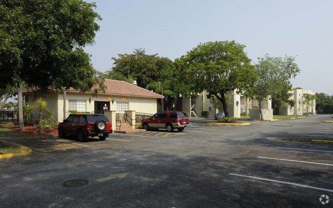 Building Photo - Biscayne Palm Club