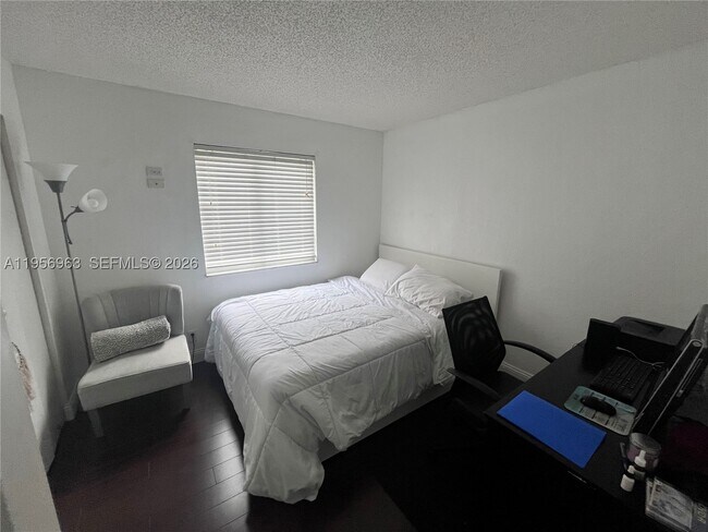 Building Photo - 4746 Lago Vista Dr