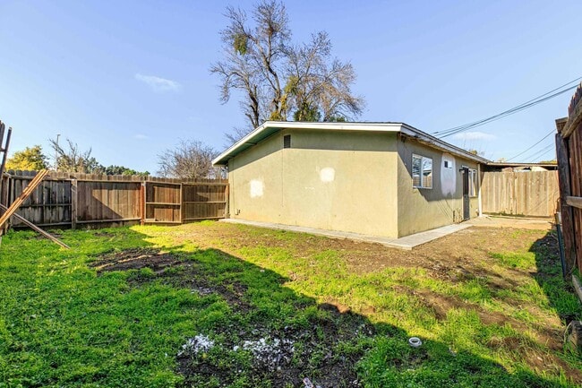 Building Photo - Spacious 2 bedroom / 1 bath renovated home...