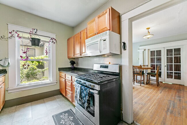 Kitchen - 520 5th Ave SE