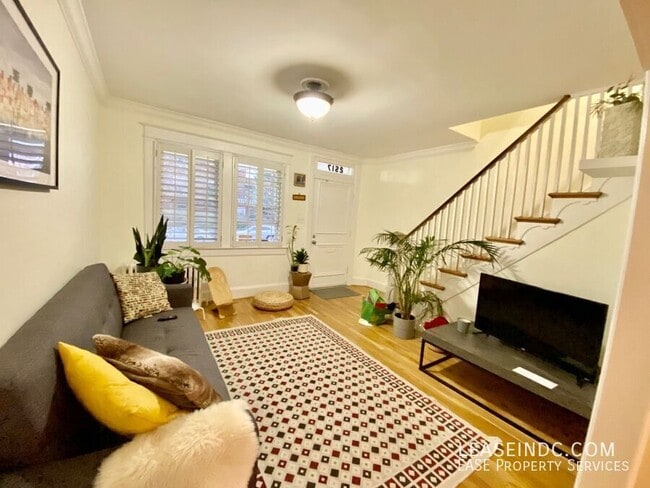 Building Photo - 2517 3rd St NE