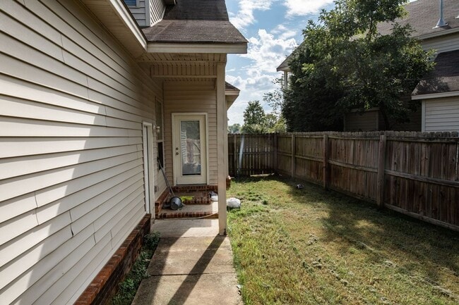 Building Photo - Three Bed / Three Bath with Fenced Yard an...