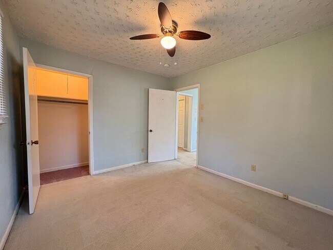 Building Photo - 2 Bedroom, 1 Bathroom House in High Point!