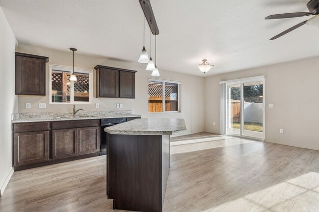 Building Photo - Adorable 3 bedroom. 2.5 bathTownhome in Columbia Falls