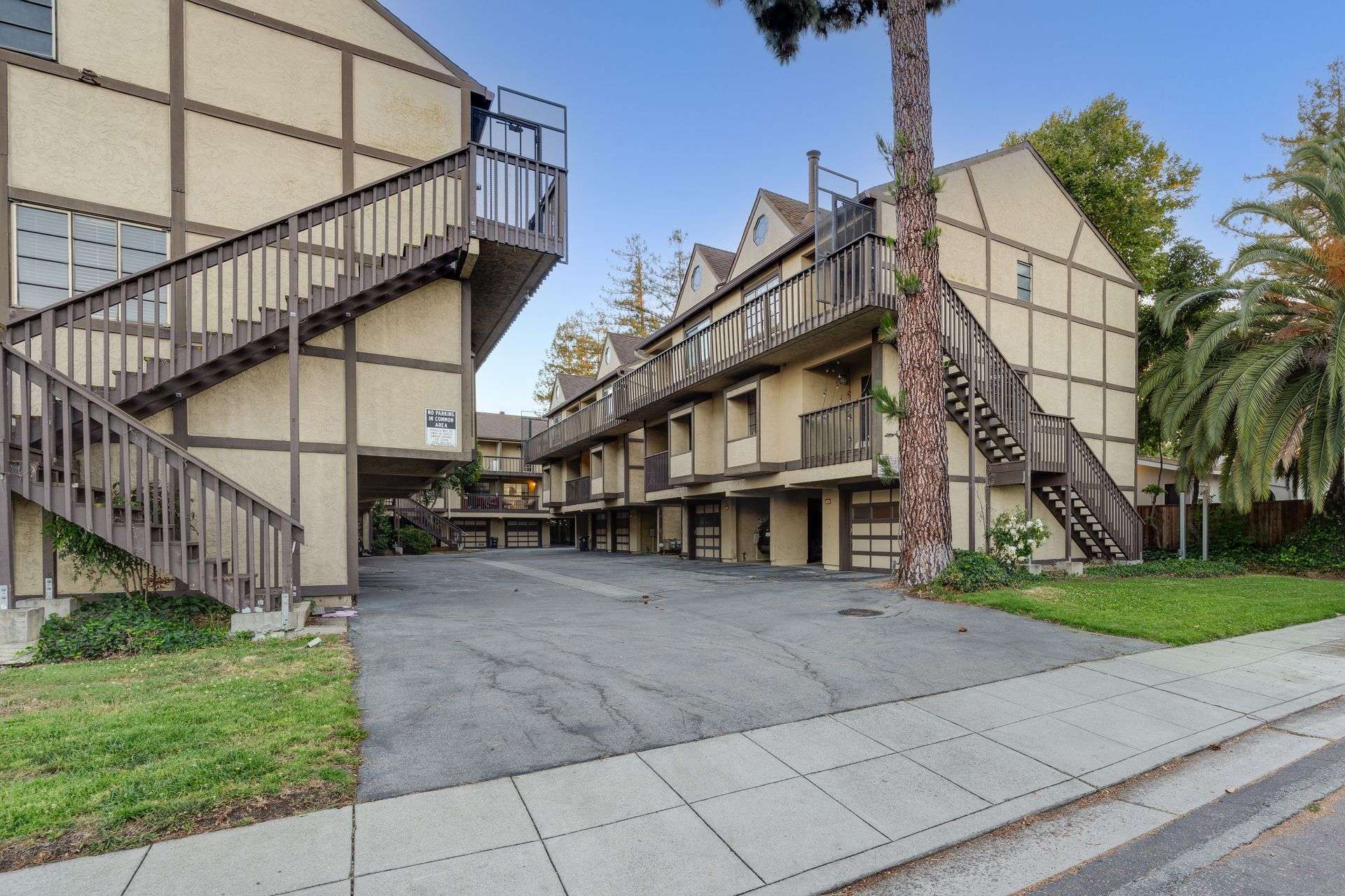 Building Photo - 1122 Brewster Ave