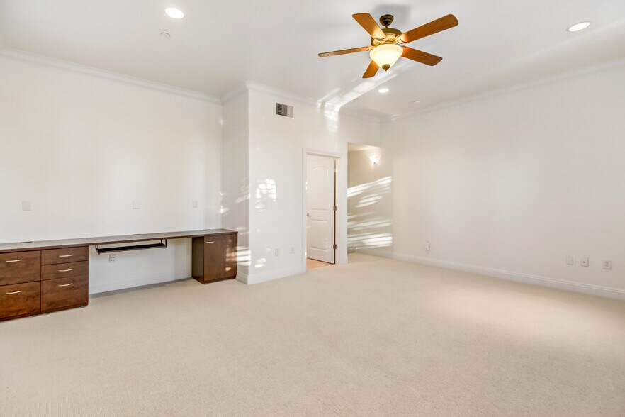 Building Photo - 2430 Pavilions Place Ln