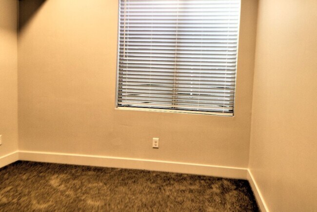Building Photo - 67 E 500 S