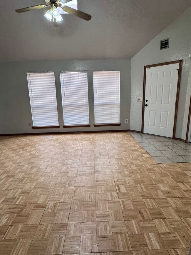 Building Photo - 2 bed, 2 bath, 2 car garage