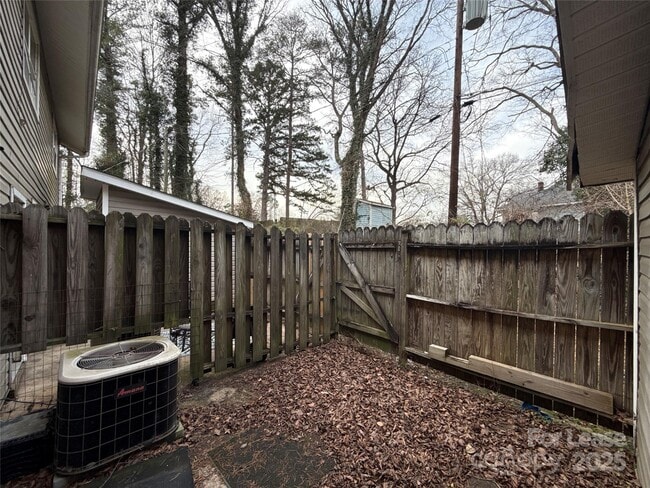 Building Photo - 1613 N Sharon Amity Rd