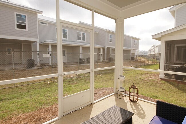 Building Photo - Great Location in Freeport