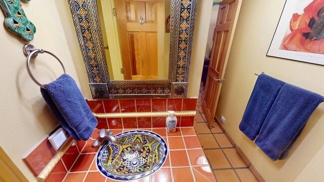 Building Photo - Charming two bedroom close to downtown. Furnished long term rental.