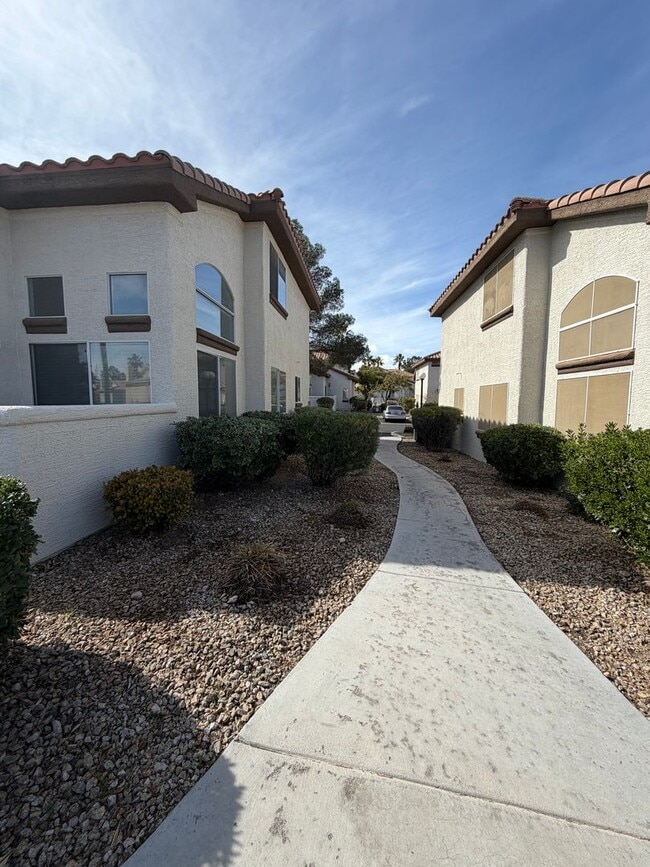 Building Photo - Corner lot townhome