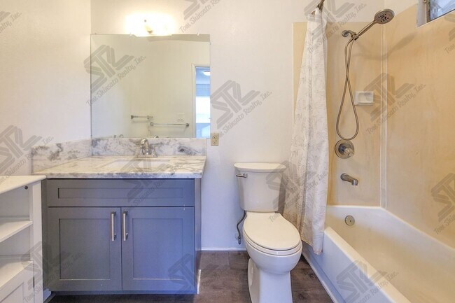 Building Photo - 3BR / 2Bath / 3Pkg - Home in Aiea!