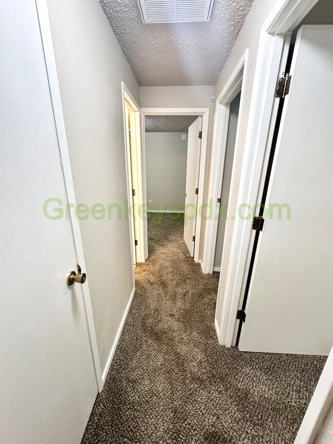 Building Photo - Beautiful Milwaukie 3 Bedroom