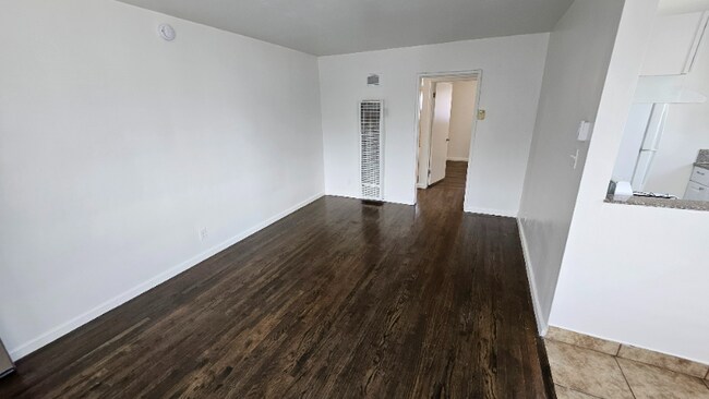 Building Photo - 3021 Carmona Ave