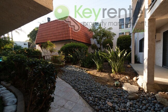 Building Photo - Walking distance to Fashion Vally Mall |2 minute drive to both North and South 163, as well as I-8