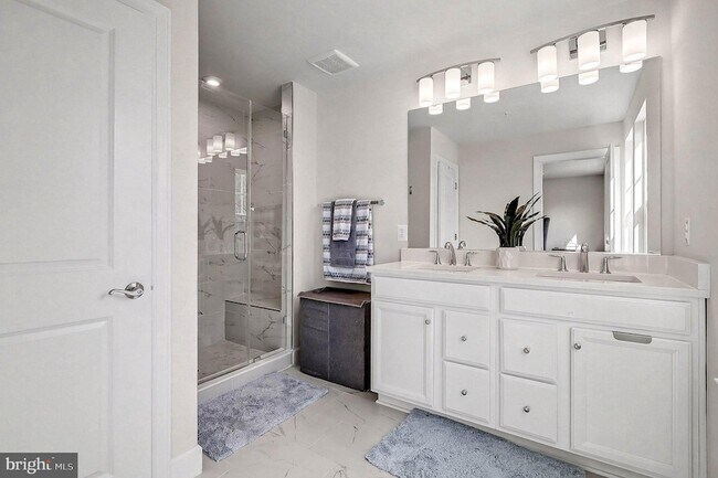 Building Photo - 10878 Foxtrot Cir