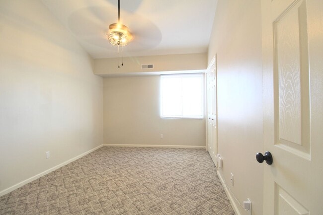 Building Photo - Top floor completely remodeled condo with open concept, vaulted ceilings and an electric fireplace!