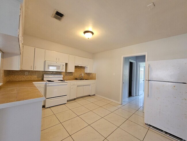 Building Photo - Charming 3-Bedroom, 2-Bath Home with Bonus Room and Detached Garage in Lakeland!!