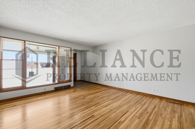 Building Photo - 2242 S Ridgewood Dr