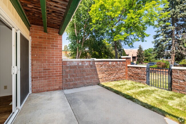 2BR, 1.5BA - 1,000SF - Patio - Laguna Gardens