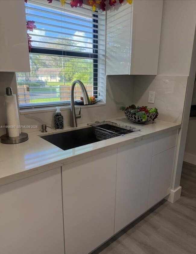 Building Photo - 1327 Towhee St