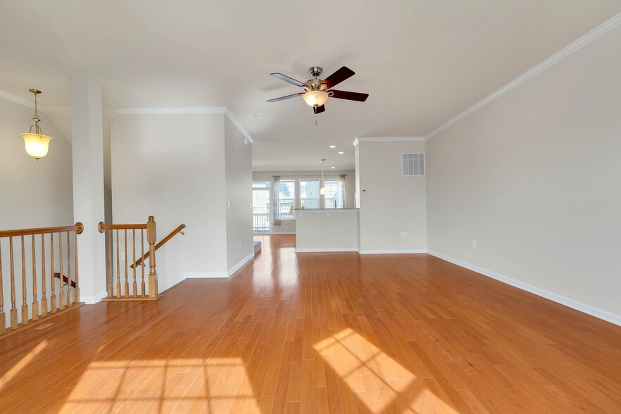 Building Photo - 6 Lamplighter Ln