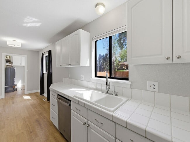 Building Photo - Beautiful Home in Central Fort Collins Location!