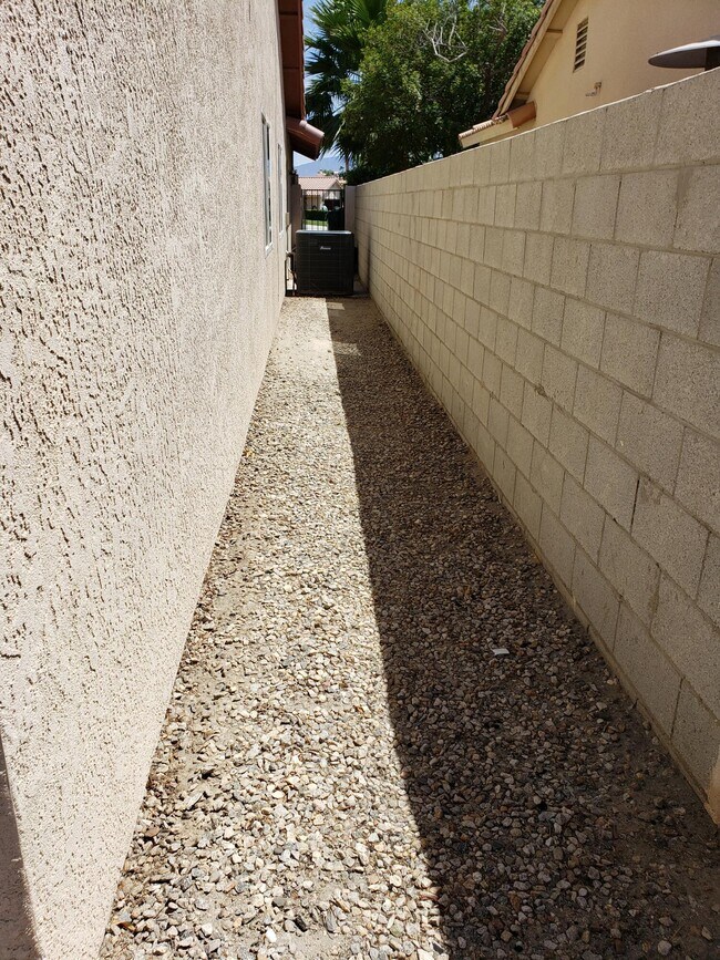 Building Photo - 68412 Descanso Cir