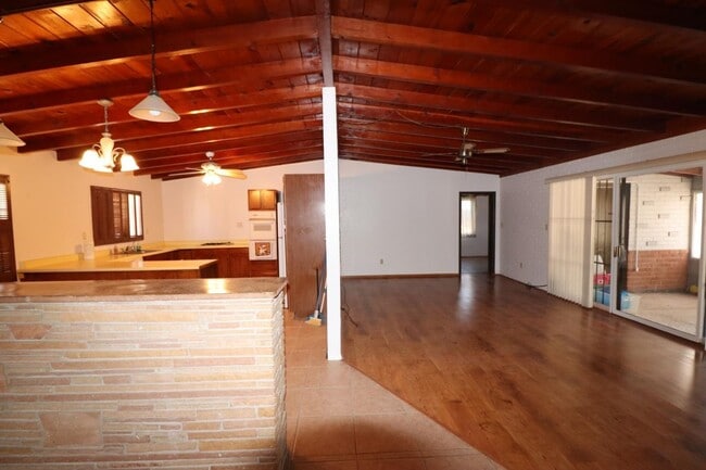 Building Photo - 3 Bedroom 2 Bathroom