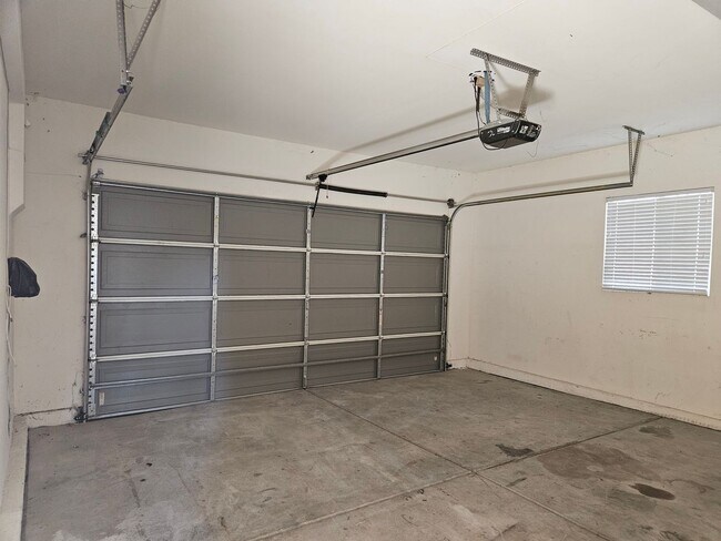 Building Photo - 5 BEDROOM OAK HILLS / HESPERIA HOME