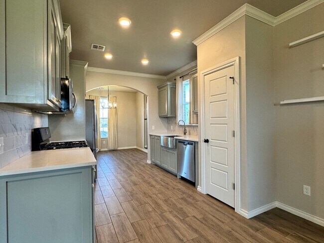 Building Photo - Spacious 3-Bedroom Home with Designer Kitc...