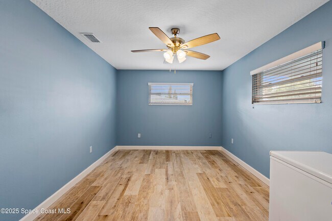 Building Photo - 215 S Robert Way