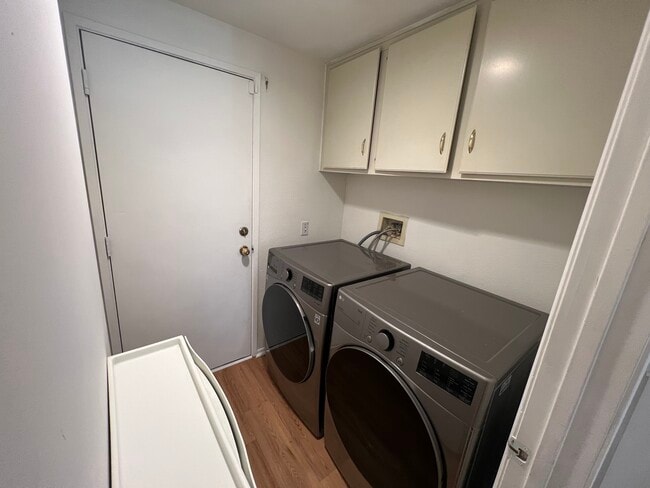 Building Photo - 3242 Rollingridge Ave