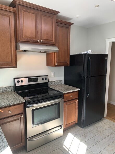 Building Photo - 166 White St