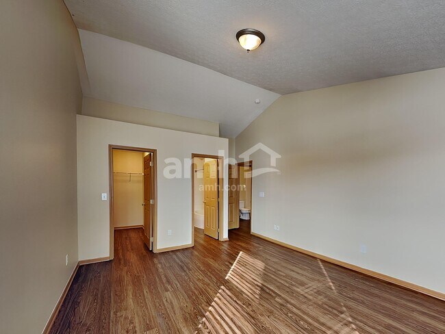 Building Photo - 69 Hutchison St