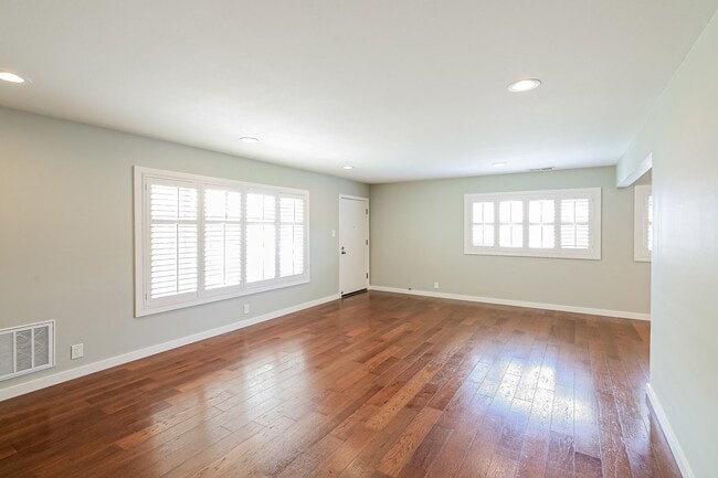 Building Photo - Charming 3BR Home with Spacious Yard in Se...