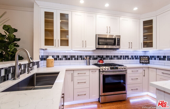 Building Photo - 514 S Barrington Ave