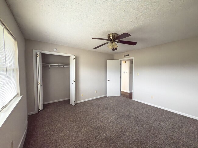 Building Photo - 2523-2523 E Morris Dr