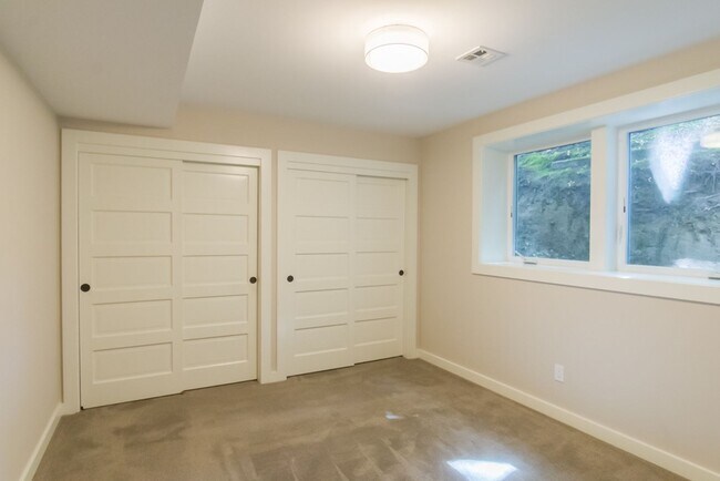 Building Photo - 6bd/3.75ba Seattle Home