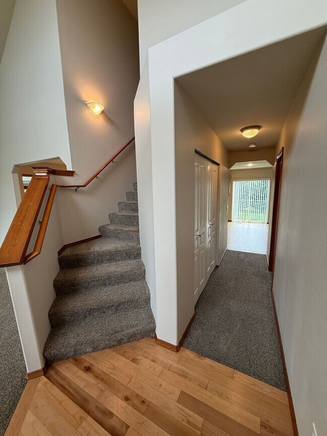 Building Photo - Beautiful 4 Bedroom in the Hidden Lake Community!