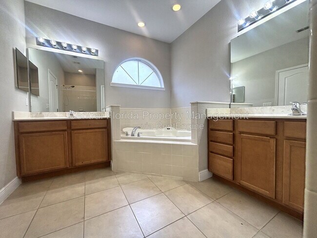Building Photo - 13220 Fountainbleau Dr