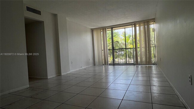 Building Photo - 8850 Fontainebleau Blvd