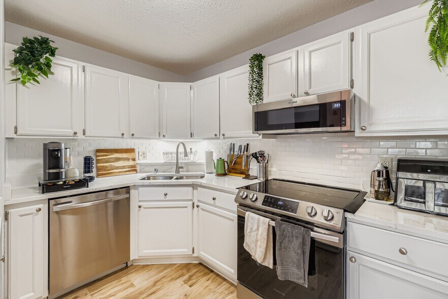 Building Photo - 2250 Ridge Dr