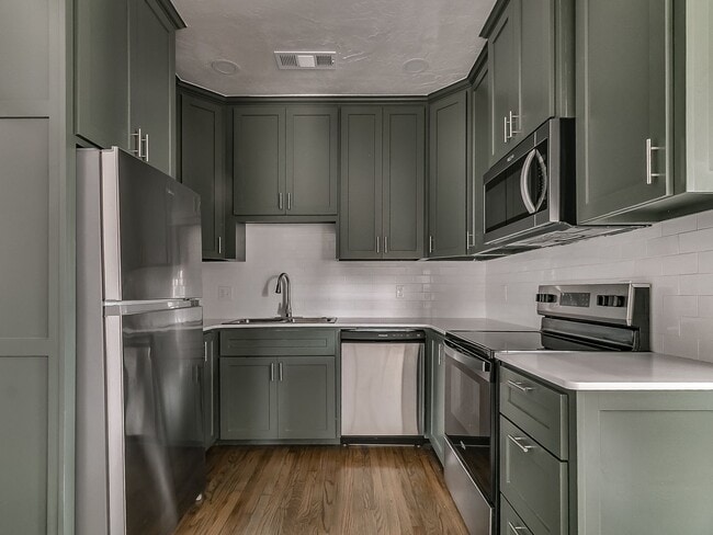 Building Photo - Beautifully Remodeled 2 bed / 1 bath
